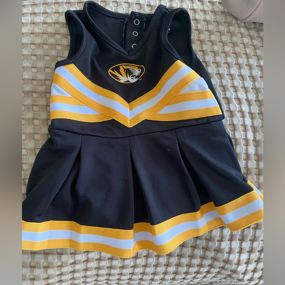 Mizzou girls cheerleading outfit great condition!